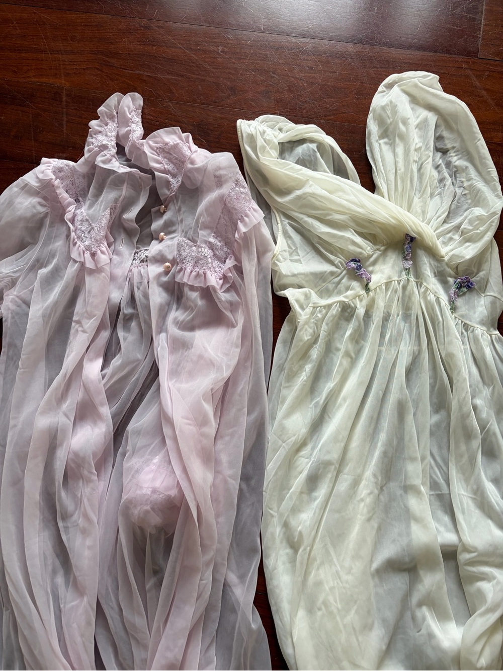 Sheer Vintage Lavender and Ivory nightgown and robe - Picture 4 of 7